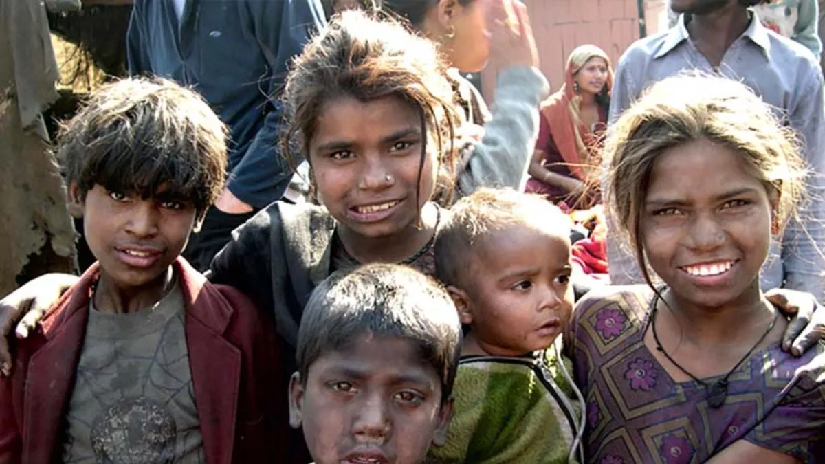 “दिल्ली की झुग्गियों में बच्चों का भविष्य धुएं और धूल में खो रहा है”